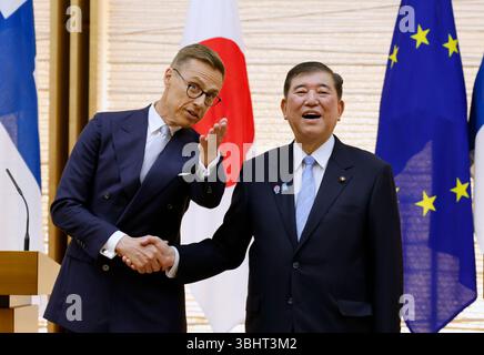 Tokio, Japan. Juni 2025. Japans Premierminister Shigeru Ishiba (R) schüttelt dem finnischen Präsidenten Alexander Stubb die Hand, nachdem er am 11. Juni 2025 in Tokio, Japan, eine gemeinsame Pressemitteilung in der offiziellen Residenz des Premierministers abgegeben hatte. Finnlands Präsident Stubb wird an dem finnischen Nationalfeiertag auf der Expo 2025 Osaka teilnehmen. (Credit Image: © POOL via ZUMA Press Wire) NUR REDAKTIONELLE VERWENDUNG! Nicht für kommerzielle ZWECKE! Quelle: ZUMA Press, Inc./Alamy Live News Stockfoto