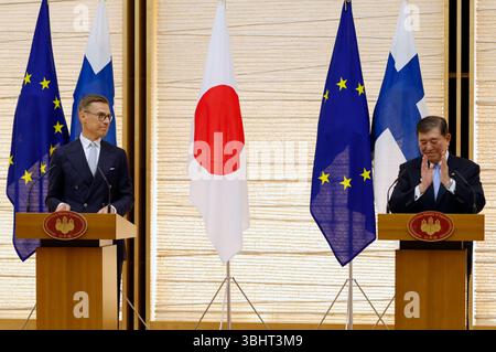 Tokio, Japan. Juni 2025. Der japanische Premierminister Shigeru Ishiba (R) reagiert auf eine gemeinsame Pressemitteilung mit dem finnischen Präsidenten Alexander Stubb am Amtssitz des Premierministers in Tokio, Japan, 11. Juni 2025. Finnlands Präsident Stubb wird an dem finnischen Nationalfeiertag auf der Expo 2025 Osaka teilnehmen. (Credit Image: © POOL via ZUMA Press Wire) NUR REDAKTIONELLE VERWENDUNG! Nicht für kommerzielle ZWECKE! Quelle: ZUMA Press, Inc./Alamy Live News Stockfoto