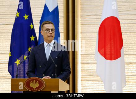 Tokio, Japan. Juni 2025. Der finnische Präsident Alexander Stubb spricht während einer gemeinsamen Pressemitteilung mit dem japanischen Premierminister Shigeru Ishiba (nicht im Bild) in der offiziellen Residenz des Premierministers in Tokio, Japan, am 11. Juni 2025. Finnlands Präsident Stubb wird an dem finnischen Nationalfeiertag auf der Expo 2025 Osaka teilnehmen. (Credit Image: © POOL via ZUMA Press Wire) NUR REDAKTIONELLE VERWENDUNG! Nicht für kommerzielle ZWECKE! Quelle: ZUMA Press, Inc./Alamy Live News Stockfoto