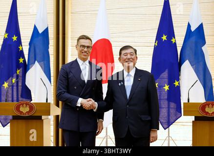 Tokio, Japan. Juni 2025. Japans Premierminister Shigeru Ishiba (R) schüttelt dem finnischen Präsidenten Alexander Stubb die Hand, nachdem er am 11. Juni 2025 in Tokio, Japan, eine gemeinsame Pressemitteilung in der offiziellen Residenz des Premierministers abgegeben hatte. Finnlands Präsident Stubb wird an dem finnischen Nationalfeiertag auf der Expo 2025 Osaka teilnehmen. (Credit Image: © POOL via ZUMA Press Wire) NUR REDAKTIONELLE VERWENDUNG! Nicht für kommerzielle ZWECKE! Quelle: ZUMA Press, Inc./Alamy Live News Stockfoto