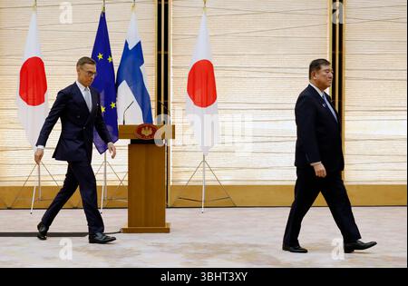 Tokio, Japan. Juni 2025. Finnlands Präsident Alexander Stubb (L) folgt dem japanischen Premierminister Shigeru Ishiba am 11. Juni 2025 nach einer gemeinsamen Pressemitteilung in der offiziellen Residenz des Premierministers in Tokio. Finnlands Präsident Stubb wird an dem finnischen Nationalfeiertag auf der Expo 2025 Osaka teilnehmen. (Credit Image: © POOL via ZUMA Press Wire) NUR REDAKTIONELLE VERWENDUNG! Nicht für kommerzielle ZWECKE! Quelle: ZUMA Press, Inc./Alamy Live News Stockfoto