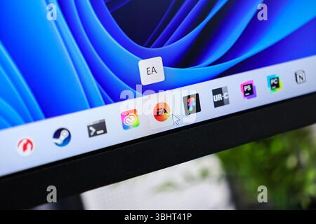 Poznan, Polen – 6. Juni 2025: EA-Anwendungssymbol in Nahaufnahme auf einer Windows 11-Taskleiste, das die Benutzerinteraktion mit moderner digitaler Plattform zeigt Stockfoto