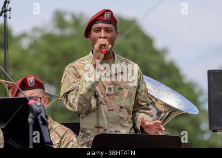 Ein Soldat der US-Armee, der der Band der 82. Airborne Division zugeordnet ist, singt vor den Mitgliedern, Familien und Gästen der Army 250 Birthday Celebration in Fort Bragg, N.C., am 10. Juni 2025. Fort Bragg, Heimat des XVIII Luftlandekorps und des Spezialeinsatzkommandos, ist ein wichtiger Teil unserer Armee und ein Schlüssel für unsere nationale Sicherheit. (Foto der US-Armee von PFC. Alexis Fischer) Stockfoto