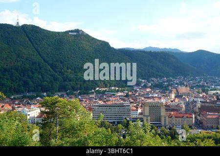 Blick auf das historische Zentrum der Stadt Brasov und den Berg Tampa in Siebenbürgen, Rumänien, vom Festungsberg (Dealul Cetatii) aus gesehen Stockfoto