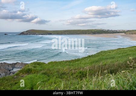 Ein Blick über das Meer auf die Pentire Peninsula zwischen Crantock und Newquay an der nördlichen Küste von Cornwall, England. Stockfoto