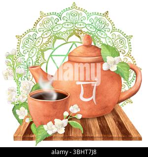 Teekanne aus Terrakotta-Ton und eine Teetasse mit heißem Tee auf einem Holztablett und Jasminzweigen mit weißen Blüten und Blättern. Goldenes grünes Herzchakra anahata W Stockfoto