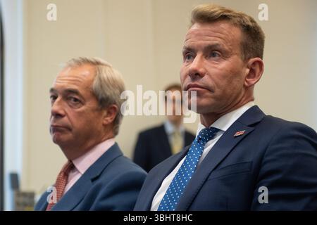 London, Großbritannien. Juni 2025. Nigel Farage, Leiter der Reform UK, und David Bull, Vorsitzender der Reform UK, auf einer Pressekonferenz, um die Ernennung des neuen Chai bekannt zu geben Stockfoto
