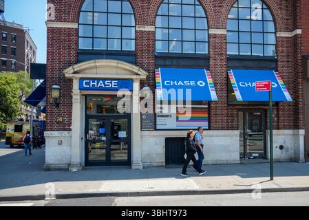 Chase Bank zeigt Gay Pride in Greenwich Village in New York am Dienstag, den 3. Juni 2024. (© Richard B. Levine) Stockfoto