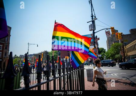 Ausstellung von Gay Pride am Zaun des Stonewall National Monument am Sheridan Square in Greenwich Village in New York am Dienstag, 3. Juni 2024. (© Richard B. Levine) Stockfoto