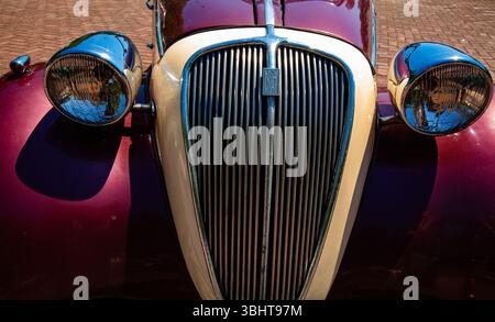 Vorderansicht eines Vintage Burgundy Fiat 500 „Topolino“ oder Plymouth Car Stockfoto