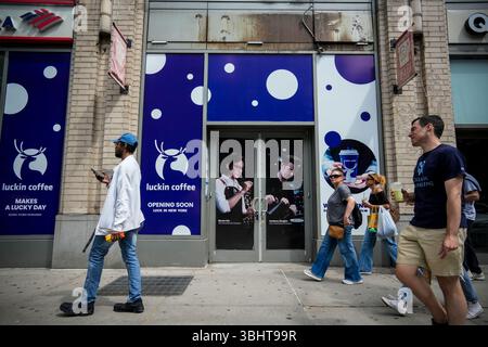 Am Sonntag, den 8. Juni 2025, laufen die Menschen an der zukünftigen Heimat einer Niederlassung der chinesischen Kaffeefirma Luckin Coffee in Chelsea in New York vorbei. Dies ist der zweite US-Standort der Firma, der andere befindet sich im East Village. Luckin hat mehr Geschäfte in Asien als Starbucks. (© Richard B. Levine) Stockfoto