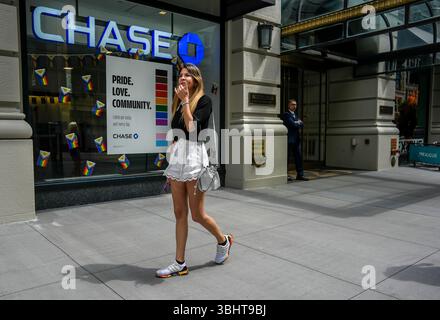 Chase Bank feiert Gay Pride am Sonntag, den 8. Juni 2024, im Nomad-Viertel von New York. (© Richard B. Levine) Stockfoto