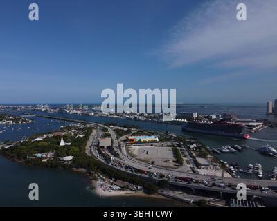 Tagsüber Drohnenfoto vom Hafen von Miami und MacArthur Causeway mit Biscayne Bay, Schiffen und Miami Skyline unter klarem Himmel Stockfoto