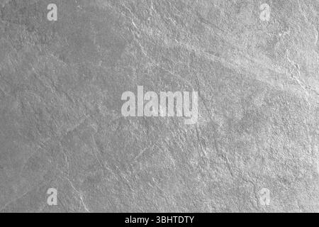Raue graue Steinwand mit neutraler, glatter, fester Textur. Abstrakter architektonischer Hintergrund Stockfoto