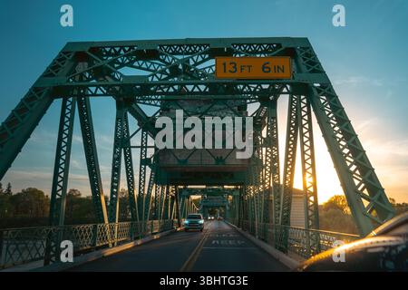 Eine einzigartige Perspektive aus dem Inneren eines Fahrzeugs, das die historische Freeport Bridge überquert – eine zweiflügelige Klappfachwerkbrücke aus dem Jahr 1929, die den Sacramento Riv überspannt Stockfoto