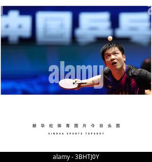 (250611) -- PEKING, 11. Juni 2025 (Xinhua) -- Fan Zhendong vom Team Shanghai spielt während des Einzel-Spiels gegen Lin Shidong vom Team Huangshi bei der Männer-Team-Veranstaltung der China Table Tennis Super League 2025 in Xiongan New Area, nordchinesischer Provinz Hebei, 11. Juni 2025. (Xinhua/Yang Shiyao) Stockfoto