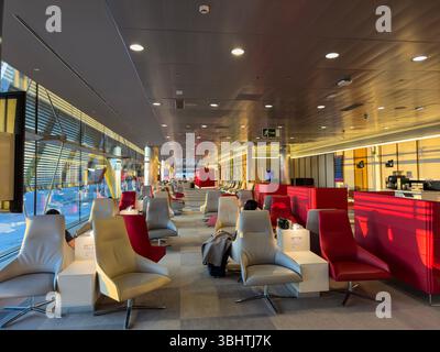Iberia Velázquez Premium Lounge, Adolfo Suárez Madrid-Barajas Airport Terminals T4S, entworfen von den Architekten Antonio Lamela und Richard Rogers Stockfoto