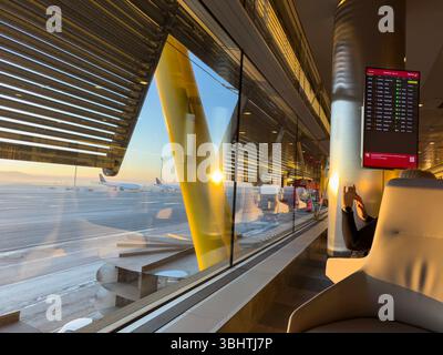 Iberia Velázquez Premium Lounge, Adolfo Suárez Madrid-Barajas Airport Terminals T4S, entworfen von den Architekten Antonio Lamela und Richard Rogers Stockfoto