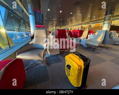 Iberia Velázquez Premium Lounge, Adolfo Suárez Madrid-Barajas Airport Terminals T4S, entworfen von den Architekten Antonio Lamela und Richard Rogers Stockfoto