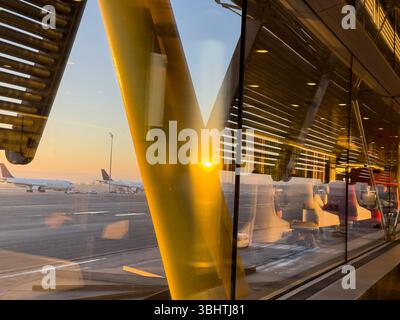 Iberia Velázquez Premium Lounge, Adolfo Suárez Madrid-Barajas Airport Terminals T4S, entworfen von den Architekten Antonio Lamela und Richard Rogers Stockfoto