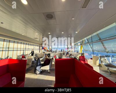 Iberia Velázquez Premium Lounge, Adolfo Suárez Madrid-Barajas Airport Terminals T4S, entworfen von den Architekten Antonio Lamela und Richard Rogers Stockfoto