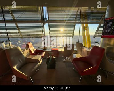 Iberia Velázquez Premium Lounge, Adolfo Suárez Madrid-Barajas Airport Terminals T4S, entworfen von den Architekten Antonio Lamela und Richard Rogers Stockfoto
