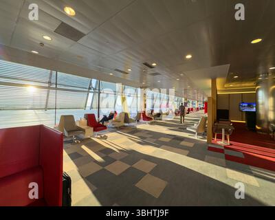 Iberia Velázquez Premium Lounge, Adolfo Suárez Madrid-Barajas Airport Terminals T4S, entworfen von den Architekten Antonio Lamela und Richard Rogers Stockfoto