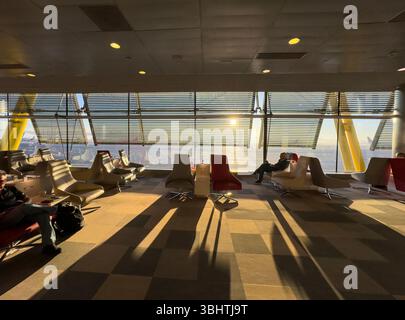 Iberia Velázquez Premium Lounge, Adolfo Suárez Madrid-Barajas Airport Terminals T4S, entworfen von den Architekten Antonio Lamela und Richard Rogers Stockfoto