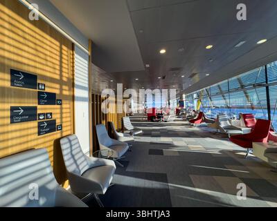 Iberia Velázquez Premium Lounge, Adolfo Suárez Madrid-Barajas Airport Terminals T4S, entworfen von den Architekten Antonio Lamela und Richard Rogers Stockfoto