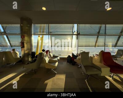 Iberia Velázquez Premium Lounge, Adolfo Suárez Madrid-Barajas Airport Terminals T4S, entworfen von den Architekten Antonio Lamela und Richard Rogers Stockfoto