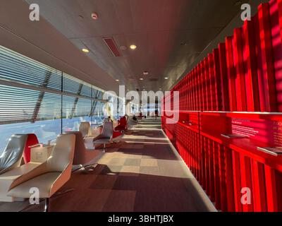 Iberia Velázquez Premium Lounge, Adolfo Suárez Madrid-Barajas Airport Terminals T4S, entworfen von den Architekten Antonio Lamela und Richard Rogers Stockfoto