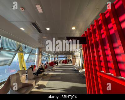 Iberia Velázquez Premium Lounge, Adolfo Suárez Madrid-Barajas Airport Terminals T4S, entworfen von den Architekten Antonio Lamela und Richard Rogers Stockfoto