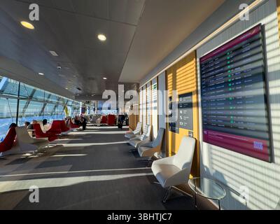 Iberia Velázquez Premium Lounge, Adolfo Suárez Madrid-Barajas Airport Terminals T4S, entworfen von den Architekten Antonio Lamela und Richard Rogers Stockfoto