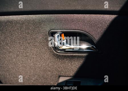 Türinnengriff in einem Auto. Hochwertige Fotos Stockfoto