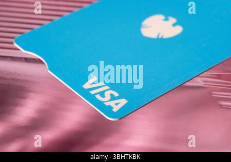 barclays Visa Debitkarte auf rosa abstraktem Hintergrund Stockfoto