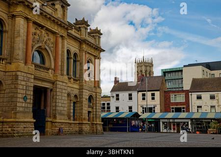 Ein Blick auf die Doncaster Corn Exchange und den Market Place mit dem Turm des Doncaster Minster, der über den Dächern in South Yorkshire ragt. Stockfoto