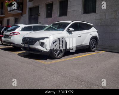 Cremona, Italien - 2. Juni 2025 ein weißer hyundai tucson suv parkt in modernem Design und schlanken Linien, die seinen leistungsstarken Motor und die geräumige Innenausstattung zeigen Stockfoto
