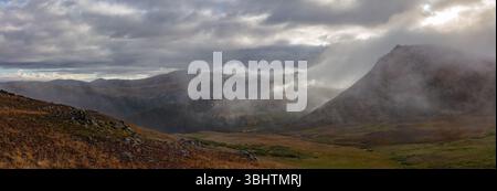 Die Sonne versucht, die Wolken südöstlich von Aspen Colorado zu durchbrechen. Stockfoto