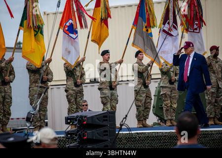 Präsident Donald J. Trump grüßt den Farbenwächter während seines Besuchs auf dem Laufsteg, um den 250. Geburtstag der Armee in Fort Bragg, N.C., am 10. Juni 2025 zu feiern. Die Veranstaltung würdigte den 250. Geburtstag der US-Armee und würdigte den Dienst der Soldaten in allen Komponenten. (Foto der US-Armee von PFC. Jaquari Lindsey) Stockfoto