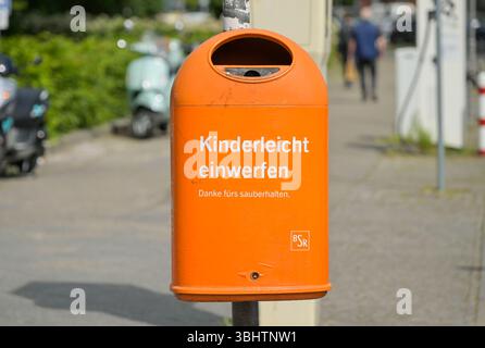 Mülleimer der BSR, Bezirk Mitte, Berlin, Deutschland Stockfoto