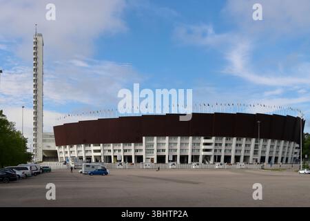 Parkplätze auf dem Parkplatz vor dem Helsinki Olympiastadion und dem Turm, Olympiastadioni, Finnland Stockfoto