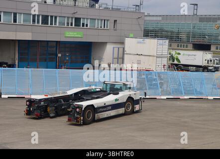 Großflugzeug-Pushback-Schlepper am Flughafen Frankfurt am 31. Mai 2025 Stockfoto