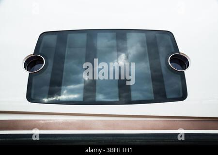 Bullaugen auf dem Rumpf einer Luxusyacht, Nahaufnahme. Stockfoto