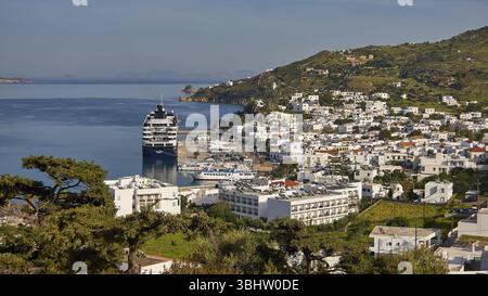 Küstenstadt mit Kreuzfahrtschiff und Häusern, Meer und Berge im Hintergrund, Skala, Hafen, Patmos, Dodekanese, Griechische Inseln, Griechenland, Europa Stockfoto