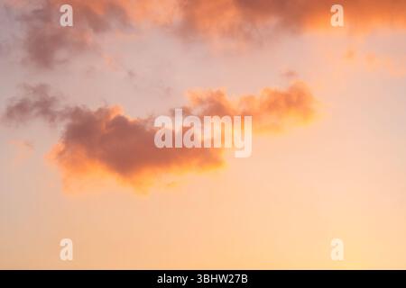 Flauschige Wolke, die im Hintergrund des Pastells am Abend während der Golden Hour schwimmt. Stockfoto