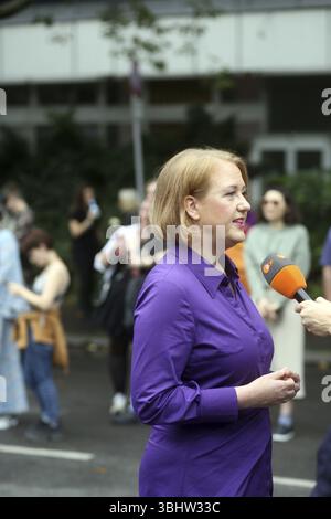 Lisa Paus, damalige Ministerin für Familienangelegenheiten, gab ein Interview mit dem ZDF während des Berlin Pride Day im Juli 2024 in Berlin, Deutschland, EUR Stockfoto
