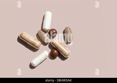 Sammlung verschiedener Nahrungsergänzungsmittel, einschließlich Kapseln und Tabletten in verschiedenen Farben und Formen. Stockfoto