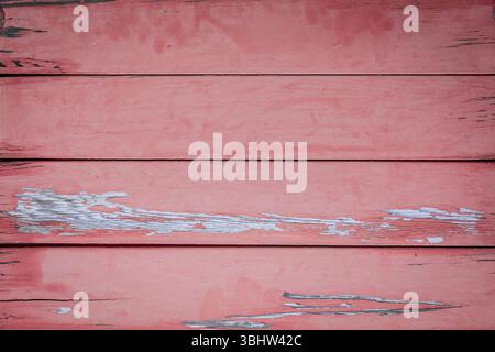 Blick von oben auf alten Holztisch mit abblätternder hellroter Farbe, mehreren Dielen, strukturierter Oberfläche Stockfoto