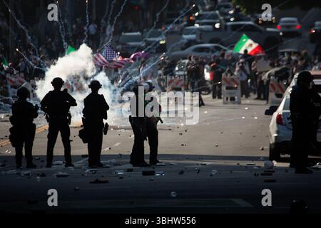 Los Angeles, USA. Juni 2025. Ein Bild, das am 11. Juni 2025 veröffentlicht wurde, zeigt Demonstranten, die während eines Protests gegen Einwanderungsrazzien von ICE und Bundespolizei in Los Angeles ein Feuerwerk zündeten. Quelle: Zin Chiang/dpa/Alamy Live News Stockfoto