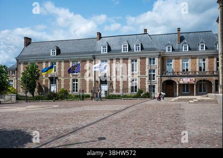 Rathaus und Platz im klassischen Stil des Dorfes, Grimbergen, Flämisch-Brabant, Belgien 8. Juni 2025 Stockfoto